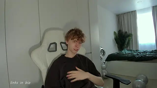 Snapshot of Wawesuc chatting on March 17, 9:34 am Wawesuc online show from March 17, 9:34 am