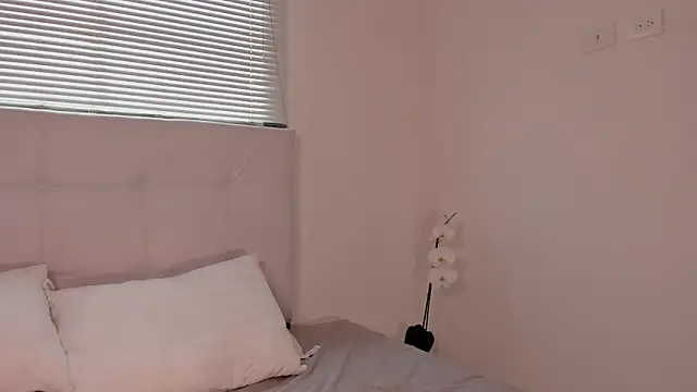 Snapshot of Emily_Rousess chatting on June 12, 10:52 pm Emily Rousess online show from June 12, 10:52 pm
