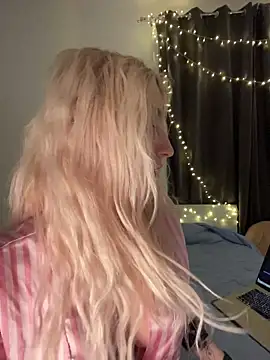 Snapshot of EllaCharm_ chatting on March 14, 5:18 pm EllaCharm online show from March 14, 5:18 pm