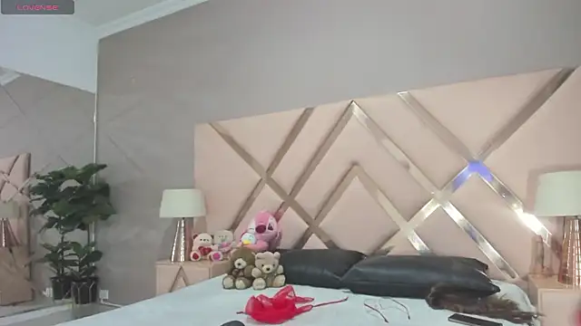 Snapshot of ZairaRogue chatting on March 16, 12:09 pm ZairaRogue online show from March 16, 12:09 pm