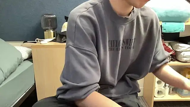 Snapshot of hoppyhops chatting on March 15, 4:35 pm hoppyhops online show from March 15, 4:35 pm