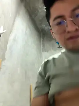 Snapshot of GoldenM95 chatting on March 23, 6:06 am GoldenM95 online show from March 23, 6:06 am