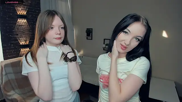 Snapshot of KarieDeever chatting on March 11, 1:39 pm KarieDeever online show from March 11, 1:39 pm