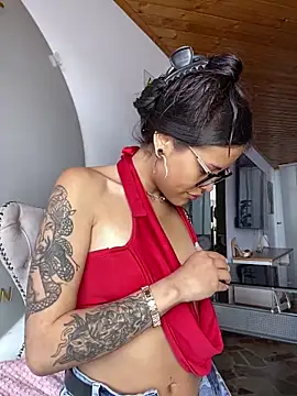 Snapshot of Cloe_pink1 chatting on March 25, 1:50 pm Cloe pink1 online show from March 25, 1:50 pm