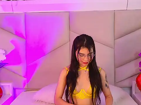 Snapshot of OliviaDiaz chatting on March 9, 8:13 pm OliviaDiaz online show from March 9, 8:13 pm