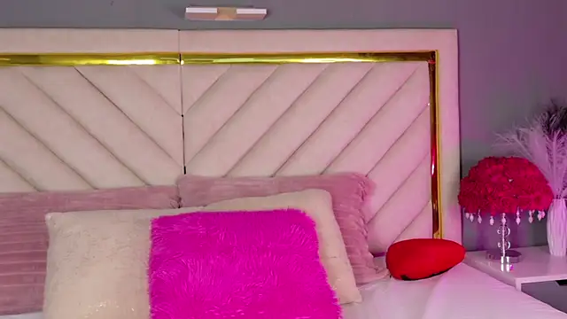 Snapshot of sweett_melodyy chatting on March 25, 8:48 pm sweett melodyy online show from March 25, 8:48 pm