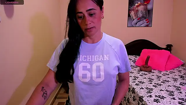 Snapshot of sara_florez12 chatting on March 25, 11:27 am sara florez12 online show from March 25, 11:27 am