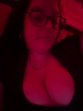 Snapshot of naturalboobsF chatting on March 29, 4:23 am naturalboobsF online show from March 29, 4:23 am