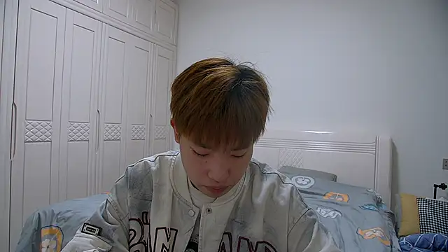 Snapshot of Similu-001 chatting on March 8, 10:08 am Similu-001 online show from March 8, 10:08 am