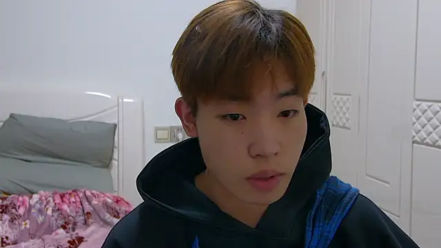 Snapshot of Similu-001 chatting on March 11, 5:46 am Similu-001 online show from March 11, 5:46 am