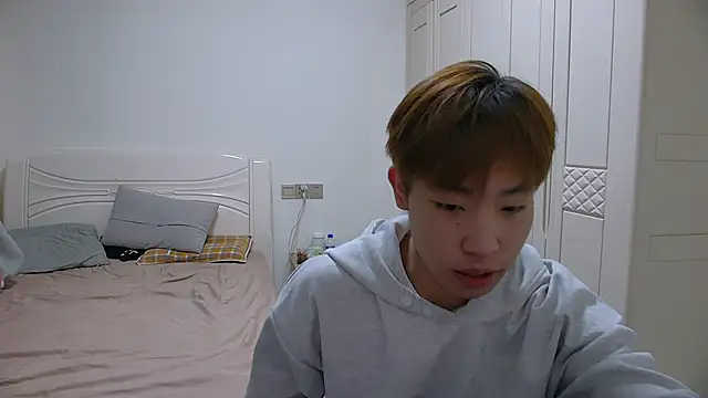 Snapshot of Similu-001 chatting on March 16, 9:24 am Similu-001 online show from March 16, 9:24 am