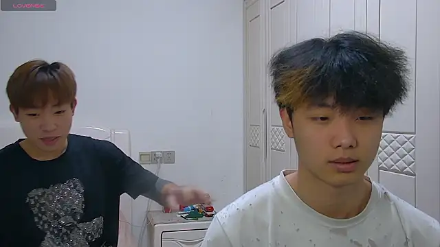 Snapshot of Similu-001 chatting on March 21, 10:20 am Similu-001 online show from March 21, 10:20 am