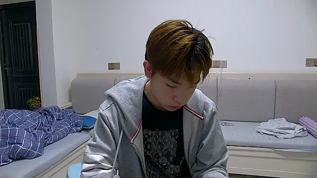 Snapshot of Similu-001 chatting on March 22, 10:18 am Similu-001 online show from March 22, 10:18 am