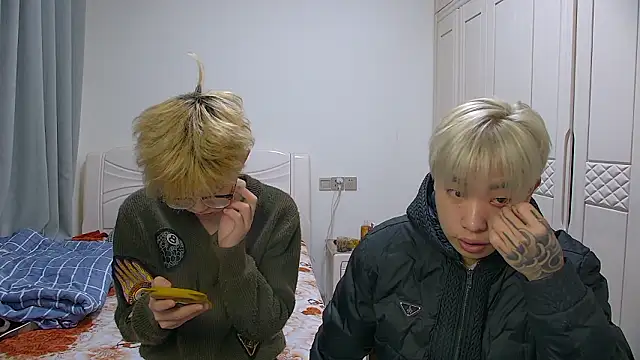 Snapshot of Similu-001 chatting on March 26, 5:46 am Similu-001 online show from March 26, 5:46 am