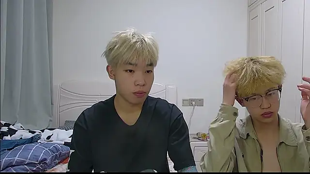 Snapshot of Similu-001 chatting on March 28, 10:37 am Similu-001 online show from March 28, 10:37 am