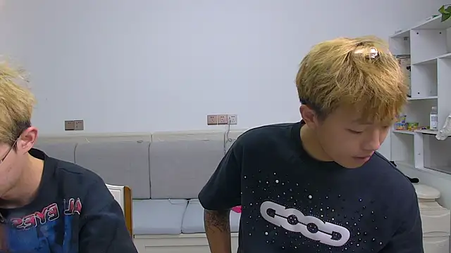 Chili-001 online show from March 19, 5:22 am