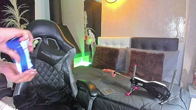 Snapshot of Vicky_Angeel chatting on April 15, 3:19 pm Vicky Angeel online show from April 15, 3:19 pm