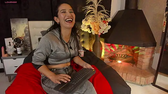 Snapshot of Vicky_Angeel chatting on April 16, 9:39 pm Vicky Angeel online show from April 16, 9:39 pm