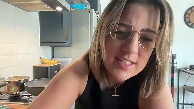 Snapshot of annabellewarick chatting on April 8, 11:10 am annabellewarick online show from April 8, 11:10 am