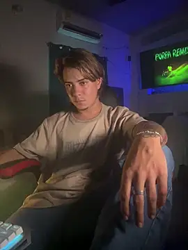 Snapshot of AngelLatinBoy chatting on March 9, 9:30 pm AngelLatinBoy online show from March 9, 9:30 pm