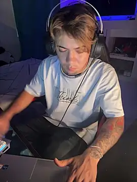 Snapshot of AngelLatinBoy chatting on March 23, 10:03 pm AngelLatinBoy online show from March 23, 10:03 pm