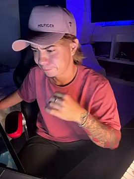 Snapshot of AngelLatinBoy chatting on March 25, 2:39 am AngelLatinBoy online show from March 25, 2:39 am