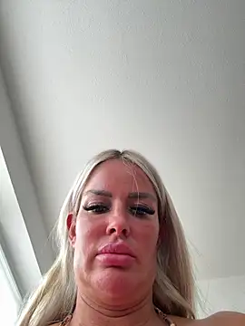 Snapshot of anna_kournikova chatting on July 30, 12:04 pm anna kournikova online show from July 30, 12:04 pm