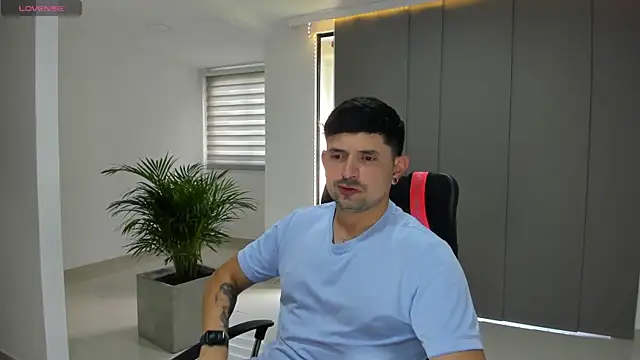 Snapshot of TroyeSavage chatting on March 9, 10:03 pm TroyeSavage online show from March 9, 10:03 pm