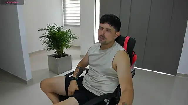 Snapshot of TroyeSavage chatting on March 10, 3:39 pm TroyeSavage online show from March 10, 3:39 pm