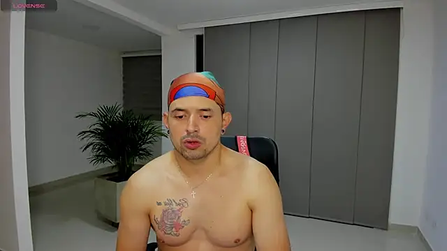 Snapshot of TroyeSavage chatting on March 13, 12:39 am TroyeSavage online show from March 13, 12:39 am