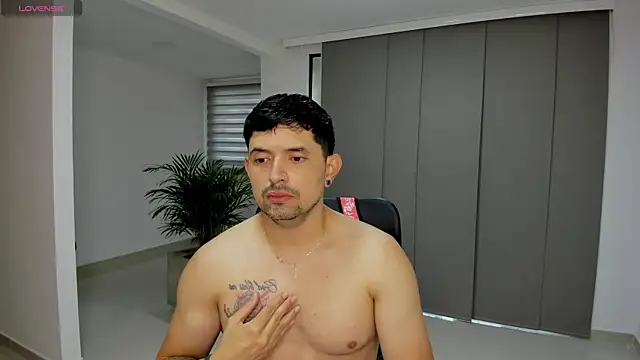 Snapshot of TroyeSavage chatting on March 14, 11:37 am TroyeSavage online show from March 14, 11:37 am