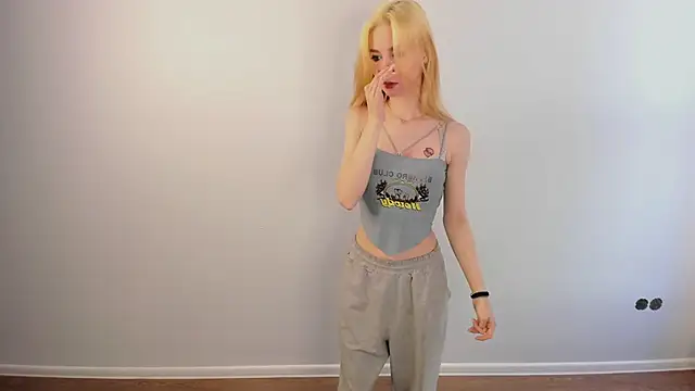 Snapshot of August_female chatting on March 18, 12:30 pm August female online show from March 18, 12:30 pm