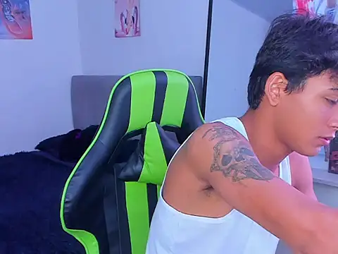 Snapshot of PaulTallx chatting on March 21, 7:28 pm PaulTallx online show from March 21, 7:28 pm