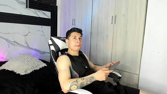 Snapshot of ThiagoFerrero_Hot chatting on March 17, 1:36 pm ThiagoFerrero Hot online show from March 17, 1:36 pm