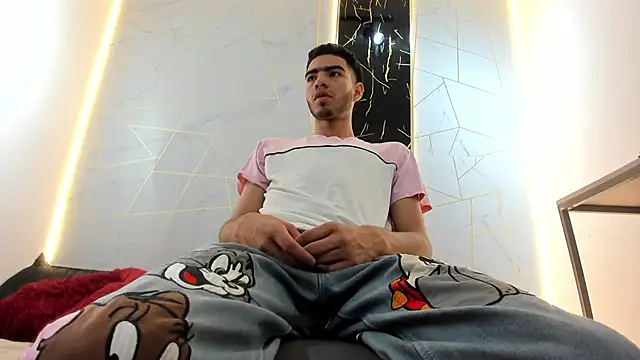 Snapshot of Valentin_Lux chatting on March 13, 3:13 am Valentin Lux online show from March 13, 3:13 am