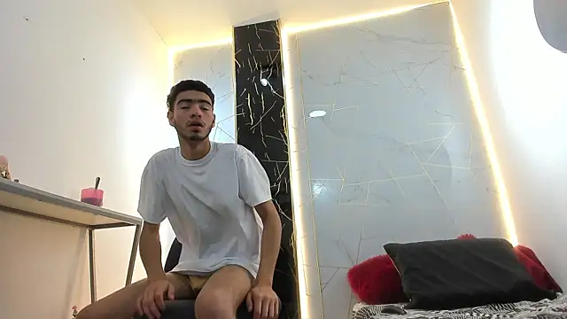 Snapshot of Valentin_Lux chatting on March 16, 2:28 am Valentin Lux online show from March 16, 2:28 am