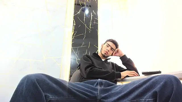 Snapshot of Valentin_Lux chatting on March 25, 3:23 am Valentin Lux online show from March 25, 3:23 am