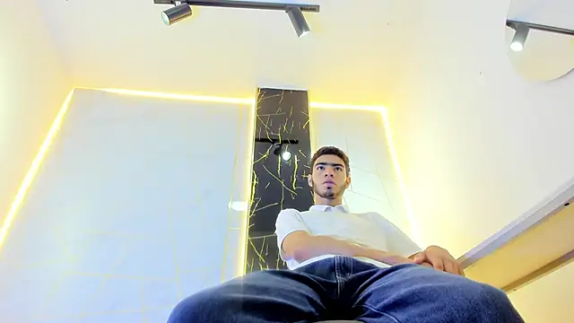 Snapshot of Valentin_Lux chatting on March 26, 3:34 am Valentin Lux online show from March 26, 3:34 am