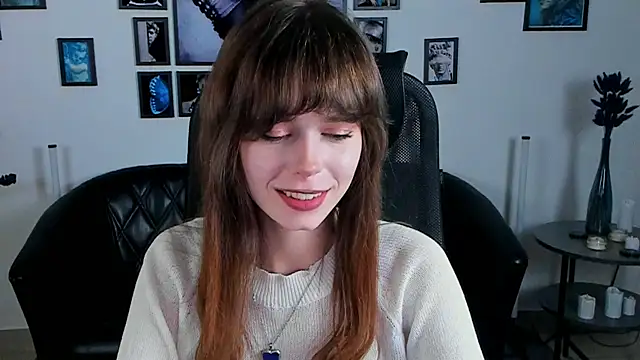 Snapshot of RoseWest chatting on April 5, 10:56 am RoseWest online show from April 5, 10:56 am