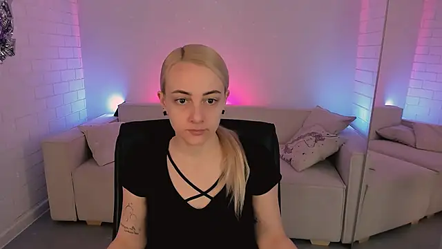 Snapshot of CarolMoor chatting on March 27, 9:10 am CarolMoor online show from March 27, 9:10 am