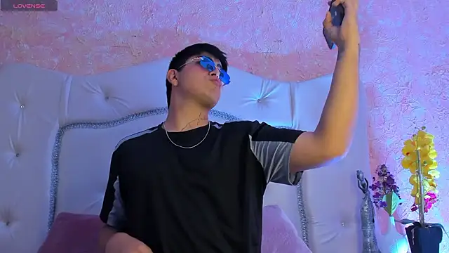 Snapshot of ThomasThundr chatting on March 25, 3:45 am ThomasThundr online show from March 25, 3:45 am