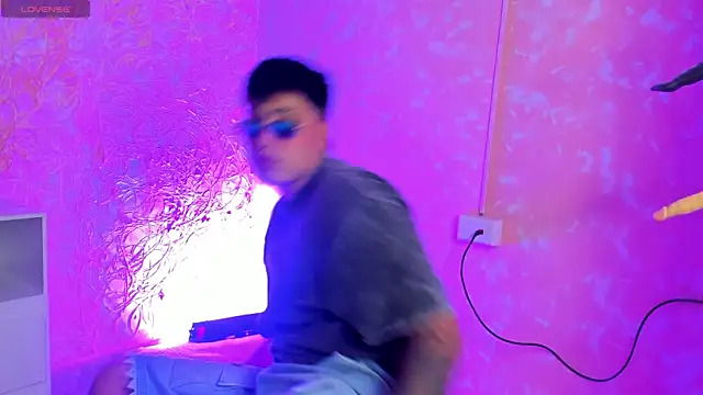 Snapshot of ThomasThundr chatting on March 30, 5:19 am ThomasThundr online show from March 30, 5:19 am