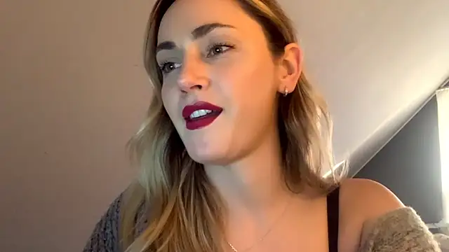 Snapshot of ScarlettSensitive chatting on March 18, 3:04 pm ScarlettSensitive online show from March 18, 3:04 pm