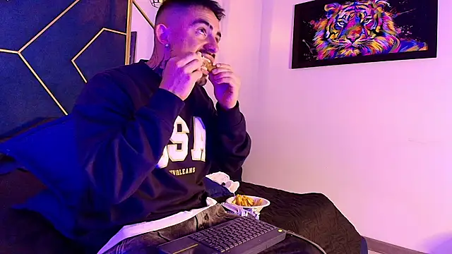 Snapshot of Dallas_Whitee chatting on March 21, 7:50 pm Dallas Whitee online show from March 21, 7:50 pm