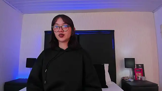 Snapshot of LilithBluum chatting on March 24, 11:26 am LilithBluum online show from March 24, 11:26 am