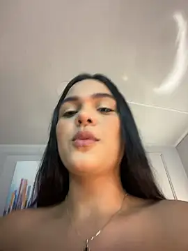Snapshot of Bella-Ferrer chatting on April 18, 6:34 pm Bella-Ferrer online show from April 18, 6:34 pm