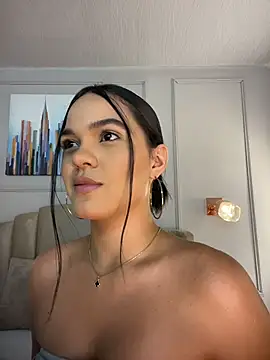 Snapshot of Bella-Ferrer chatting on April 28, 6:24 pm Bella-Ferrer online show from April 28, 6:24 pm