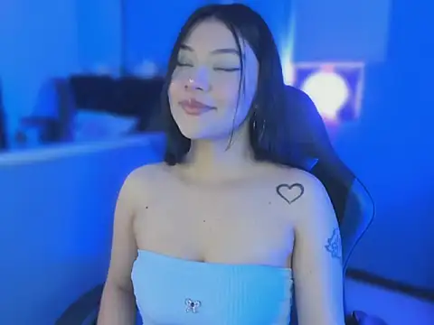 Snapshot of emelyporch chatting on March 17, 5:44 am emelyporch online show from March 17, 5:44 am