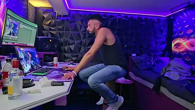 Snapshot of public_streamer chatting on March 14, 1:01 am public streamer online show from March 14, 1:01 am