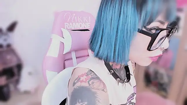 shes creepy online show from March 25, 11:27 am